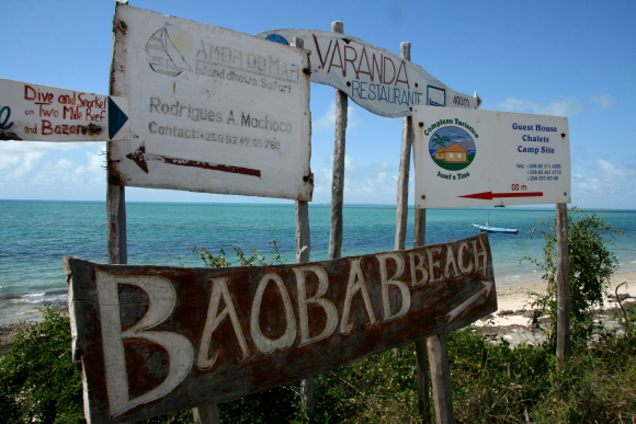 beach signs in vilanculos.JPG